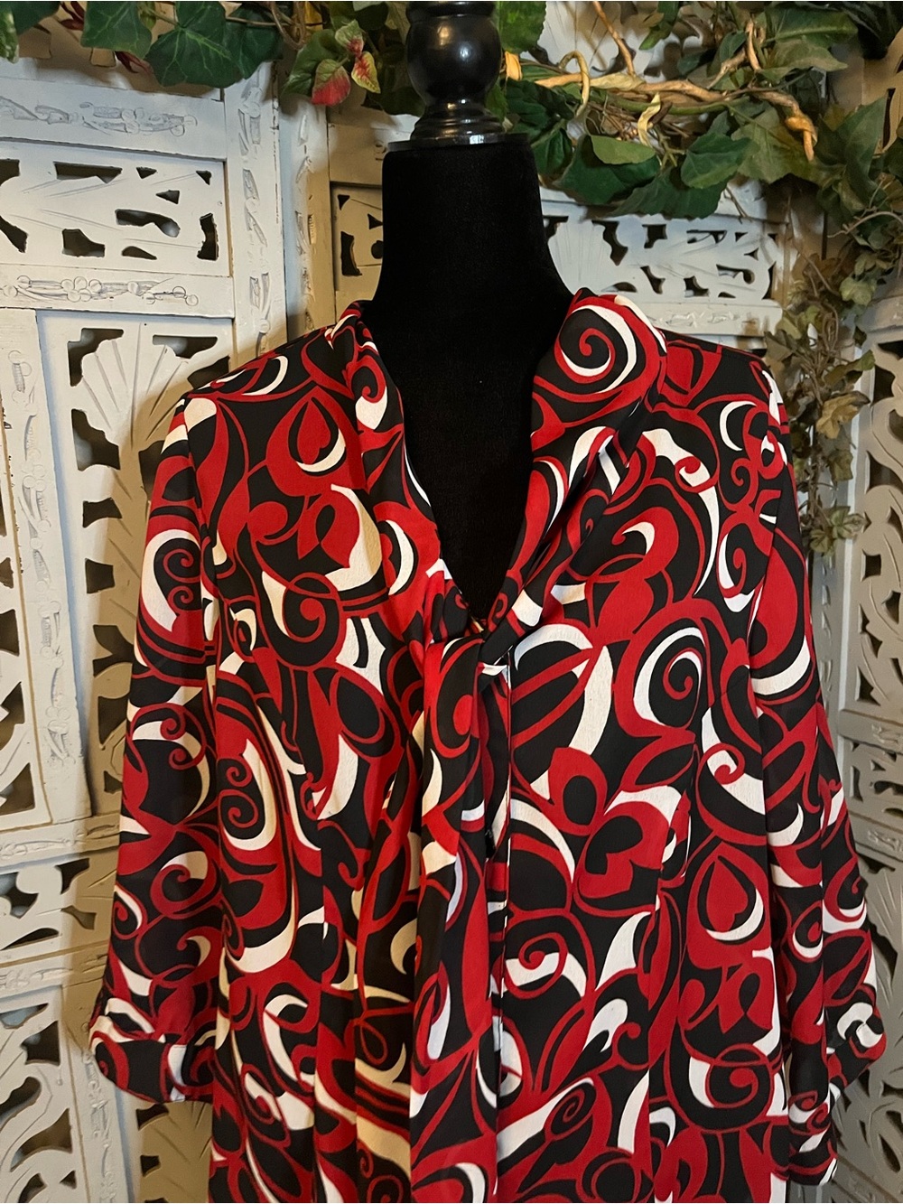 AVENUE ABSTRACT RED BLACK & WHITE FLORAL & SWIRLS DESIGN PLUS SIZE TOP - Picture 2 of 9
